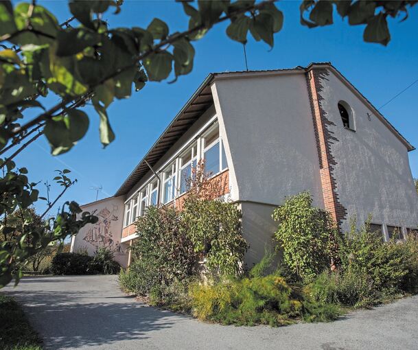 Das ehemalige Schulhaus in Hof und Lembach kann nun mit Hilfe von Fördergeldern saniert werden. Archivfoto: Holm Wolschendorf