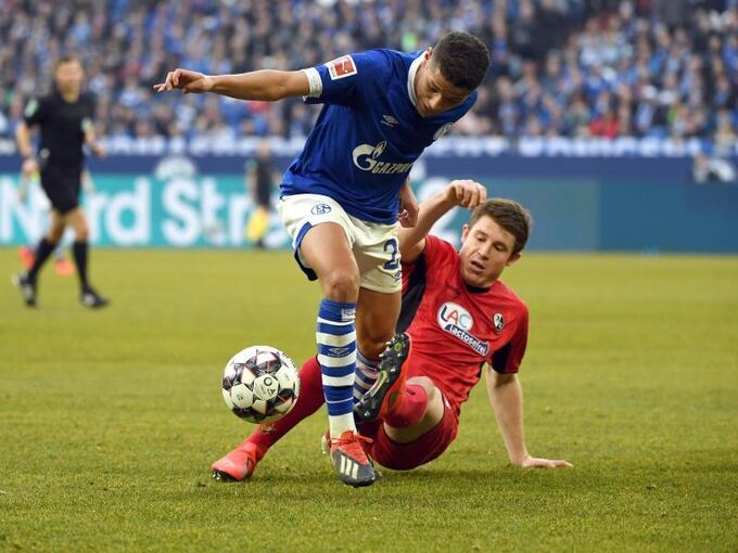 Schalkes Amine Harit gegen Freiburgs Dominique Heintz (r)