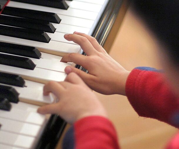 Ein Ziel, zwei konkurrierende Institutionen: Sowohl die Jugendmusikschule als auch die Musikvereine wollen möglichst vielen Kindern das Musizieren beibringen.Archivfoto: dpa