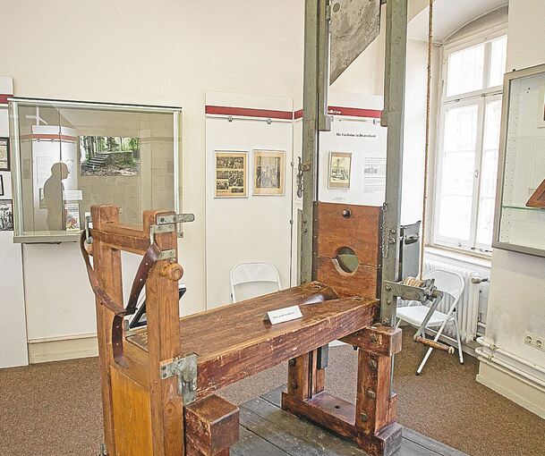 Das Instrument der letzten Hinrichtung: Die Guillotine, die im Ludwigsburger Strafvollzugsmuseum ausgestellt wird. Archivfotos: Holm Wolschendorf