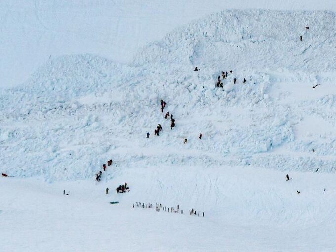 Lawine Verschuttet Skifahrer Auf Schweizer Piste Uberregionales Ludwigsburger Kreiszeitung