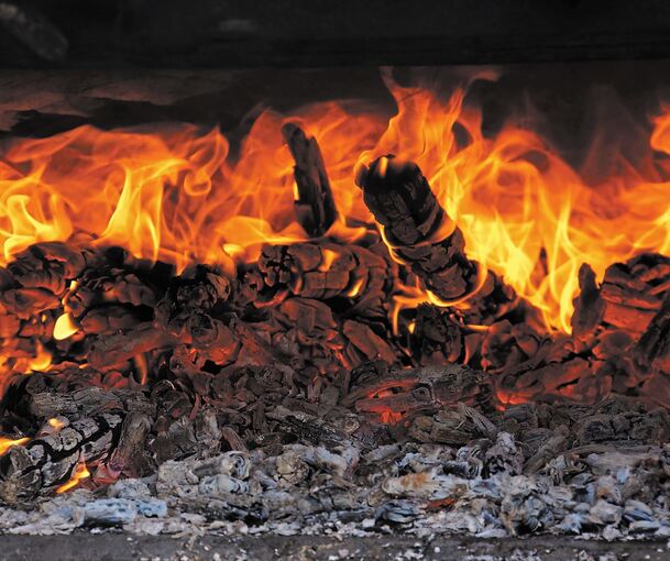 Wenn das Kaminfeuer unvollständig verbrennt, steigt das Risiko einer zu hohen Kohlenmonoxid-Konzentration in der Luft. Archivfoto