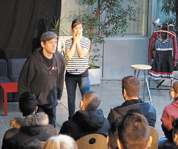 Die Schauspieler von Q-rage schlüpfen bei der Aufführung an der Oscar-Walcker-Schule in die Rolle von Franzi und Lars. Foto: privat