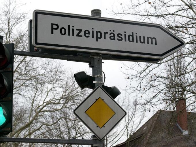 Ein Schild mit der Aufschrift "Polizeipräsidium"