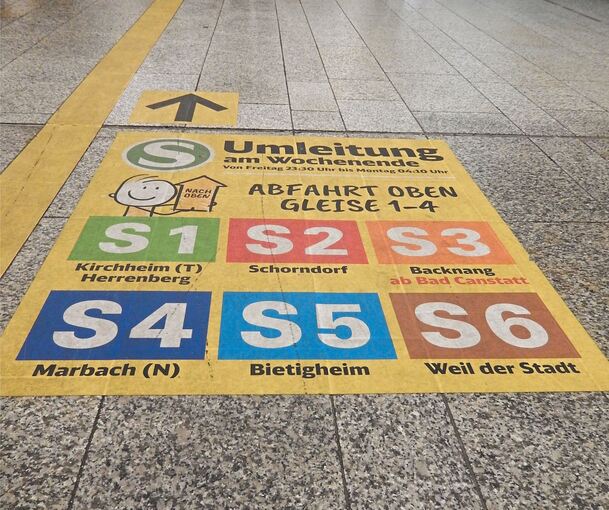 Ähnliche Hinweise wie an den vorangegangenen Wochenenden sollen weiterhin am Hauptbahnhof die Passagiere leiten – nicht überall mit korrekter Schreibweise von Bad Cannstatt. Foto: Schweizer
