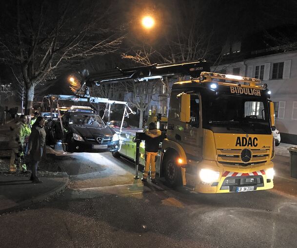 Bis spät in die Nacht wurden Falschparker an Engstellen, Einmündungen und Kurven abgeschleppt.Foto: Stadt Ludwigsburg