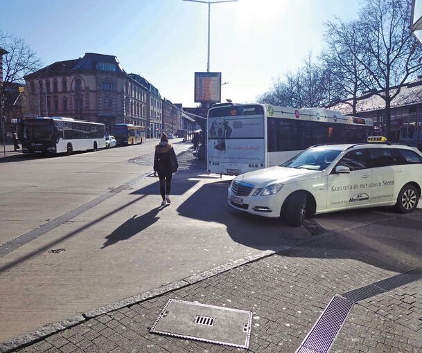 Dort, wo sich heute Busse, Taxis und Fußgänger gegenseitig im Weg stehen, soll sich künftig ein attraktiver Bahnhofsplatz befinden.Foto: Stadt Ludwigsburg