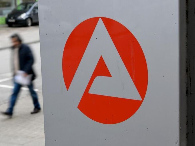 Volkswirte: Arbeitslosigkeit im Februar leicht gesunken ...