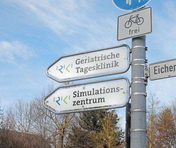 Ein Schild weist in Vaihingen den Weg zur Geriatrischen Tagesklinik: Ein Antrag auf Verlängerung ist aber offenbar noch nicht befürwortet worden. Foto: Albert Arning