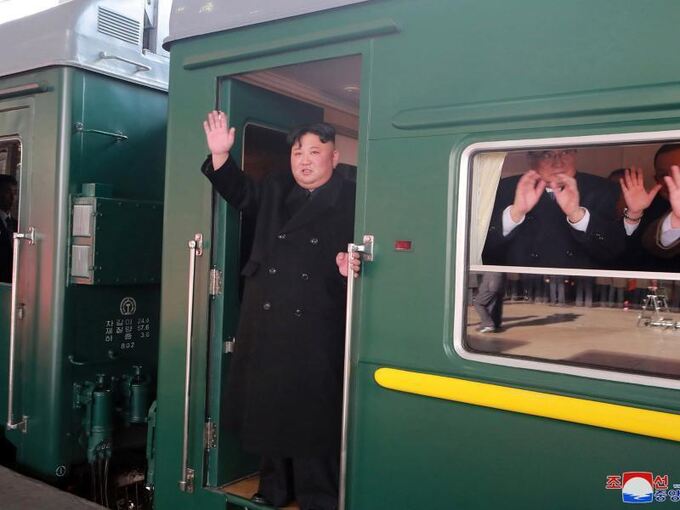 Kim Jong Un winkt vor der Abfahrt nach Hanoi