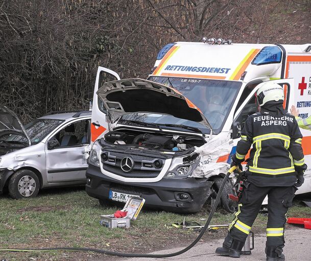 Vier Menschen wurden beim Zusammenstoß dieses Rettungswagens mit einem entgegenkommenden Mercedes verletzt – die beiden Fahrer schwer. Foto: Alfred Drossel