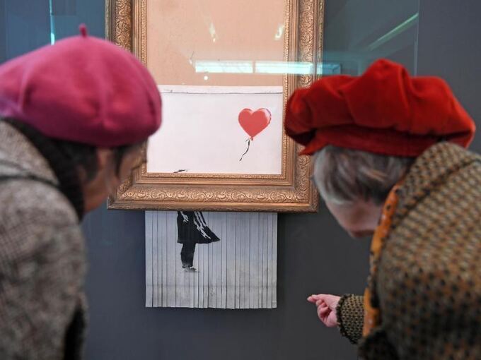 Besucherinnen betrachten geschreddertes Banksy-Bild