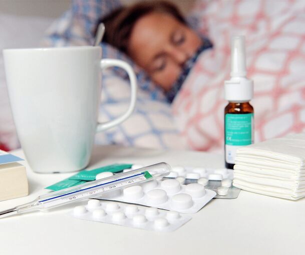 Atemwegserkrankungen können einen schon mal ans Bett fesseln. Landratsamt und Kreisärzteschaft raten daher dazu, sich gegen Grippe und Corona impfen zu lassen. Foto: Maurizio Gambarini/dpa