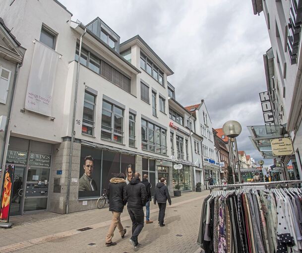 Das Ladenlokal in der Seestraße 16 steht seit vielen Monaten leer. Nach dem Umbau des Erdgeschosses zieht zum neuen Semester die Geschäftsstelle der Volkshochschule in das Gebäude in der Fußgängerzone ein. Foto: Holm Wolschendorf