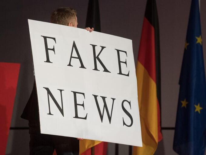 Ein Schild mit der Aufschrift "Fake News"