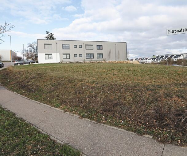 Auf diesem Grundstück ist ein privates Bauvorhaben geplant, dahinter, auf der Seite zur Schlosshaldenstraße, sollen die 94 Stellplätze entstehen. Foto: Ramona Theiss