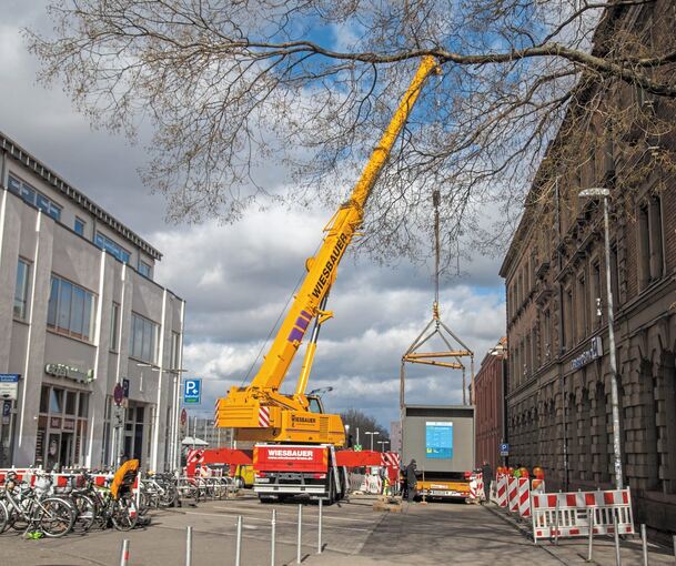 Mit einem Kran wird die gesamte Box in die Luft gehoben und auf einen Lkw gesetzt. Foto: Holm Wolschendorf