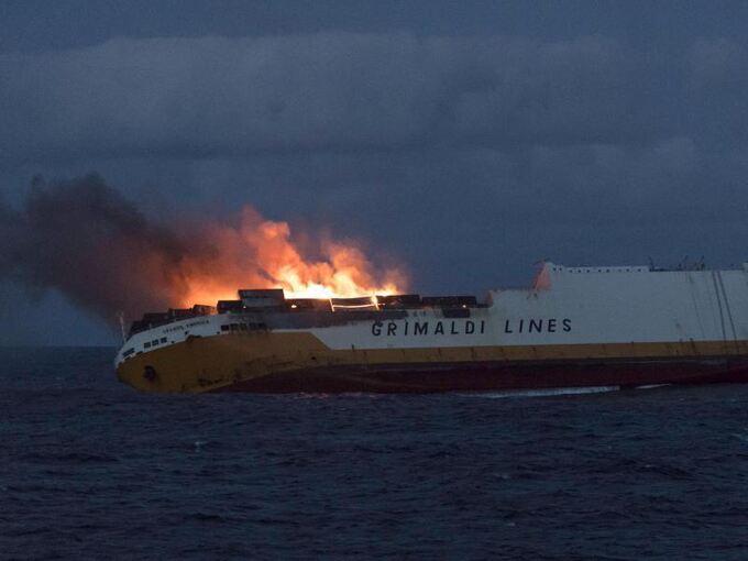 Containerschiff «Grande America» in Flammen