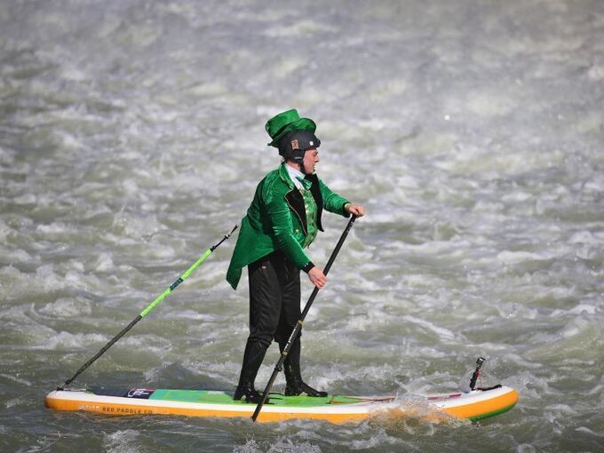 Stand-up-Paddler am St. Patrick&#8217;s Day