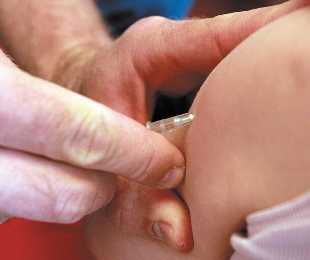 Der Landkreis steht bei der Maserschutzimpfung ganz gut da, doch eine Entwarnung kann nicht gegeben werden. Archivfoto: Patrick Seeger/dpa