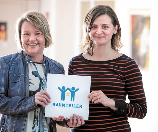Wollen als Vermittler zwischen Wohnungssuchenden und Anbietern fungieren: Gerlingens Beigeordnete Martina Koch-Haßdenteufel (links) und ihre Kollegin Gabriella Loreck. Die Stadt ist seit Monatsbeginn beim landesweiten Programm „Raumteiler“ dabei. Fot