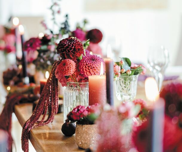 In satten Farben und in kräftigen Beerentönen schwelgen lässt sich bei einer Hochzeit im Herbst.