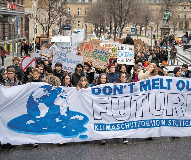Schüler gehen in Stuttgart für den Klimaschutz auf die Straße. Foto: Sebastian Gollnow/dpa