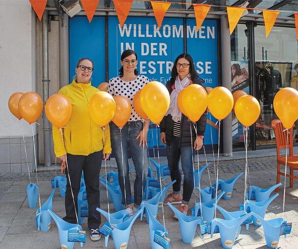 Jenny Àrlemalm, Sarah Schütt-Fetić und Ulrike Hauser (von links) in der Seestraße bei der von Ikea organisierten Gießkannen-Aktion zugunsten der Karlshöhe.Foto: Oliver Bürkle