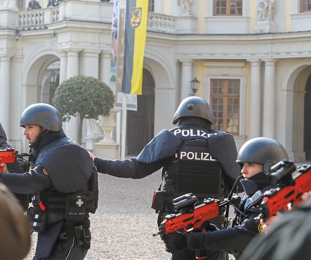 Mit Übungswaffen ist die Polizei für ihren Einsatz ausgestattet.Fotos: Oliver Bürkle