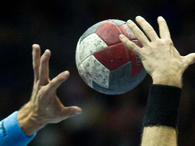 Handball-Spieler versuchen an den Ball zu kommen