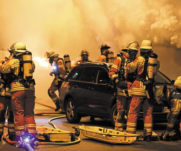 Eine Nebelmaschine produziert den Qualm eines brennenden Autos, die Rettungskräfte haben schlechte Sicht und können sich deshalb nur langsam voran arbeiten, um einen Verletzten aus einem Fahrzeug zu retten.Fotos: Ramona Theiss
