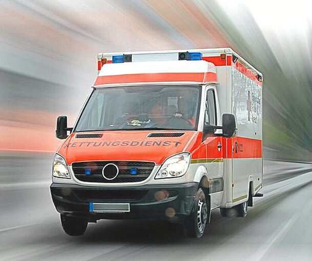 Der Rettungsdienst war am Samstagabend bei einem Unfall in Sachsenheim im Einsatz. Symbolfoto: Thaut Images-stock.adobe