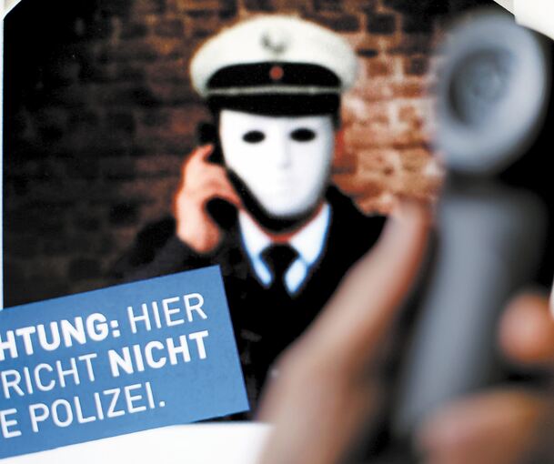 Mit diesem Plakat warnt die Polizei vor Telefonbetrügern: Die Täter tarnen sich als falsche Beamte und richteten so im vergangenen Jahr einen Schaden von fast 700 000 Euro im Kreis an. Foto: Martin Gerten/dpa