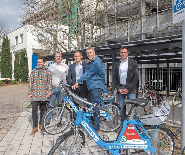 Eröffnung der neuen Radstation: Meike Gerock, Matthias Knobloch, Matthias Ziegler, Jochen Kühn und Axel Hechenberger (von links). Foto: Oliver Bürkle
