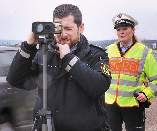 Beamte kontrollieren mit dem Laser Autofahrer auf der Straße zwischen Ingersheim und Bietigheim.Fotos: Alfred Drossel