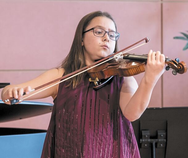 Die zehnjährige Maj Bommas an der Violine. Foto: Andreas Essig