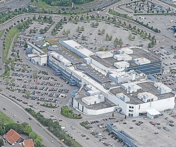 Blick auf das Ludwigsburger Breuningerland und seinen großen Parkplatz. Hier trifft sich die Tuning- und Autoposer-Szene.
