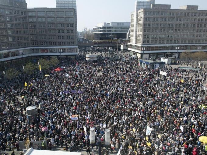 Demonstration auf dem Alexanderplatz