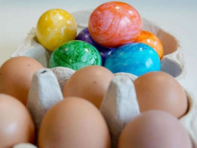 Ungefärbte und gefärbte Eier