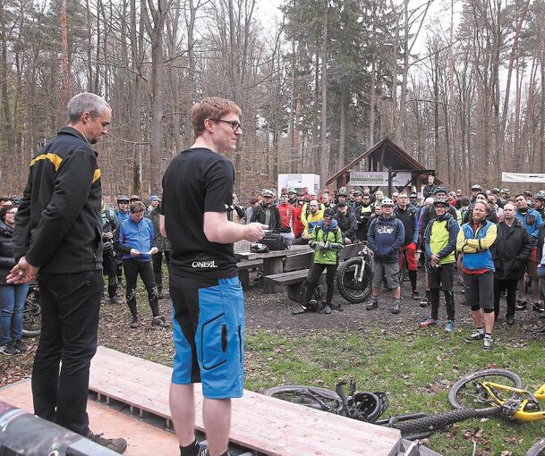 Mehr als 100 Mountainbiker sind bei der Einweihung des neuen Trails dabei.Foto: Alfred Drossel