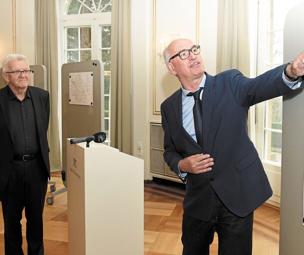 Professor Hubert Klausmann (rechts) erklärt Ministerpräsident Winfried Kretschmann den neuen Sprachatlas.Foto: Staatsministerium