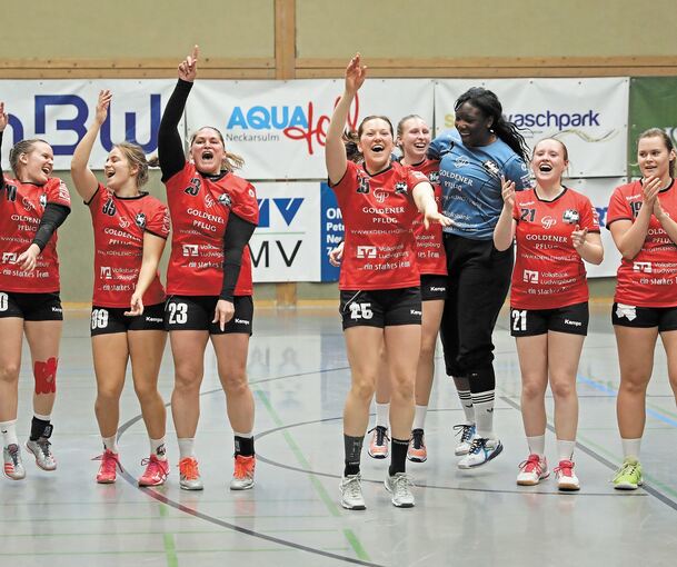 Ausgelassene Freude über den Aufstieg: Die Handballfrauen der HB Ludwigsburg nach dem Sieg in Neckarsulm. Foto: Baumann