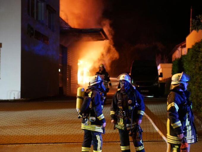 Feuerwehrleute im Einsatz bei Brand in einem Firmengebäude