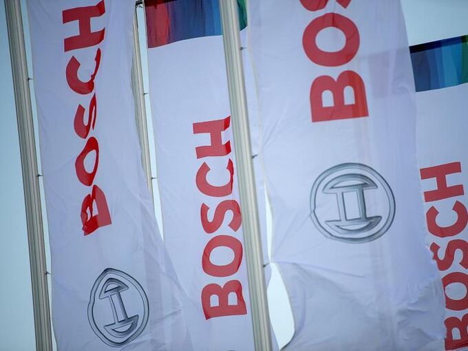 Wehende Fahnen mit dem Bosch-Logo
