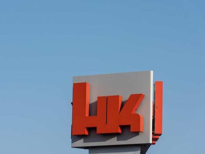 Das Logo von Heckler & Koch am Stammsitz