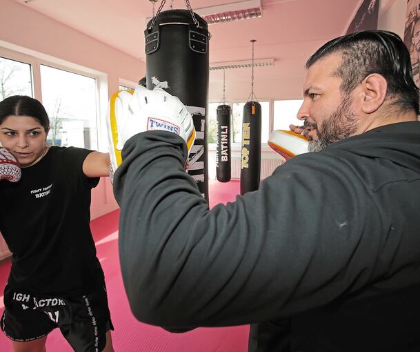Kickbox-Weltmeisterin Deniz Batinli mit Ihrem Vater und Trainer Halil Batinli in der Fight Factory Batinli.Foto: Baumann