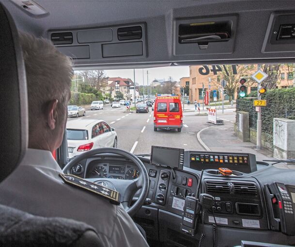 Mit dem Löschfahrzeug demonstriert der stellvertretende Kommandant Hans-Peter Peifer die Technik. Per Funk fordert die Kommunikationseinheit (ganz rechts) bei Alarm und Blaulicht von der Ampel Grün an, ergänzt durch Antenne und GPS-Sender auf dem Dac
