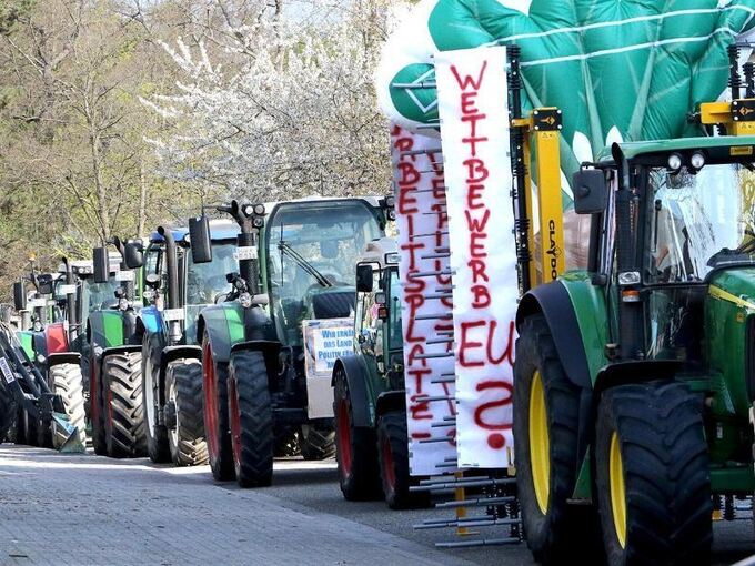 Demonstrierende Landwirte fahren mit Traktoren durch die Stadt