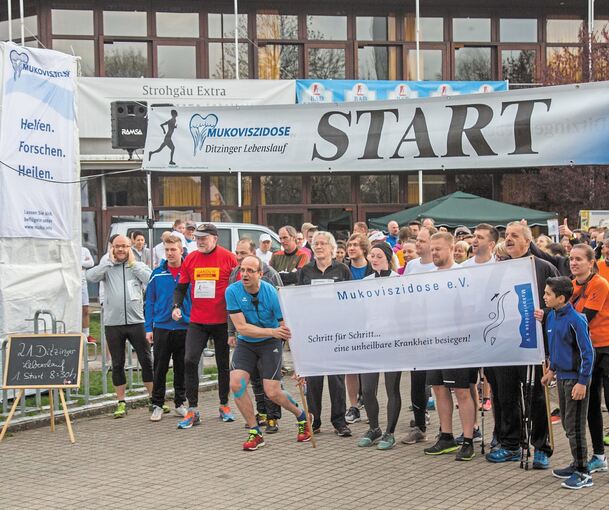 Startschuss für den Ditzinger Lebenslauf. Insgesamt 4727 Teilnehmer laufen für an Mukoviszidose erkrankte Menschen . Fotos: Holm Wolschendorf
