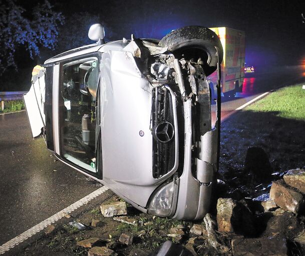 Ein schwerer Unfall hat sich am späten Samstagabend zwischen Ottmarsheim und Hessigheim ereignet. Foto: Alfred Drossel